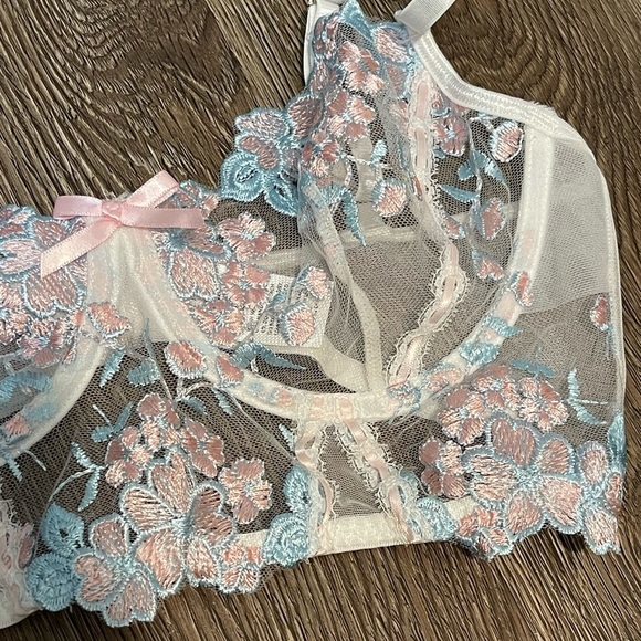 White and Pink Lace Bra with Floral Embroidery - Picture 6 of 7